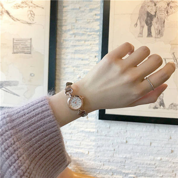 Moteriškas apvalios formos laikrodis