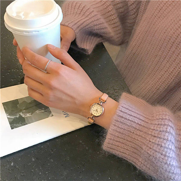 Moteriškas apvalios formos laikrodis