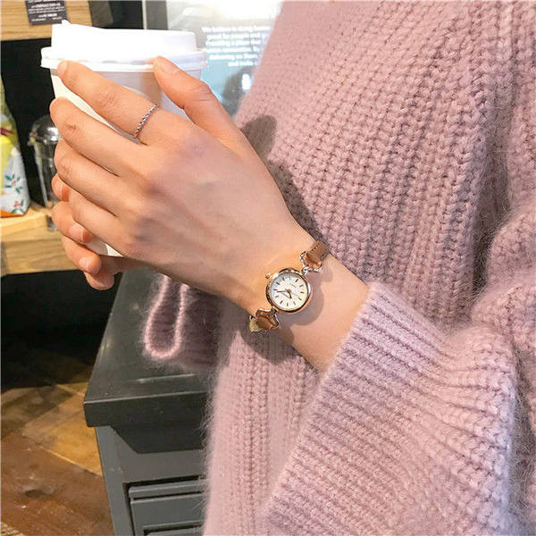 Moteriškas apvalios formos laikrodis