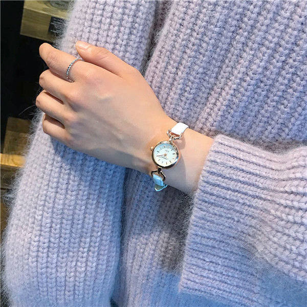 Moteriškas apvalios formos laikrodis