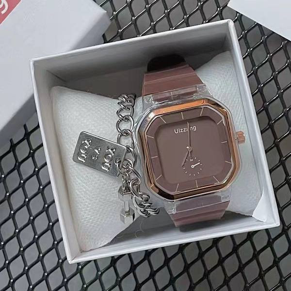 Retro ženski sat četvrtastog oblika sa silikonskim remenom