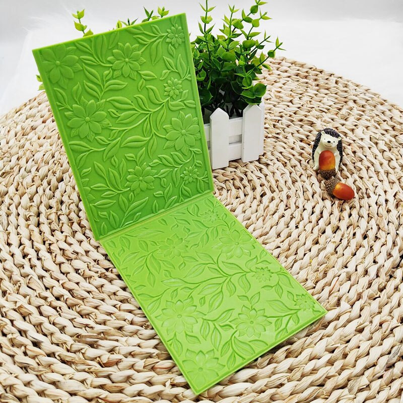 2022. Nova 3D reljefna ploča za utiskivanje lišća i cvijeta koristi se za postupak utiskivanja „uradi sam“ za izradu pozadine uzorka za čestitku Scra