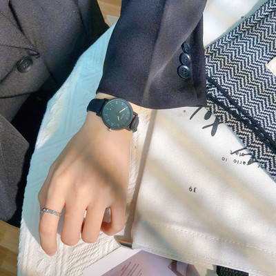 Moderan ženski sat okruglog oblika