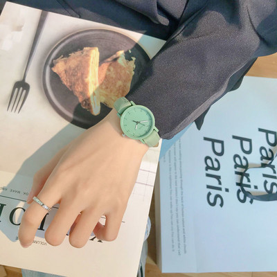 Moderan ženski sat okruglog oblika