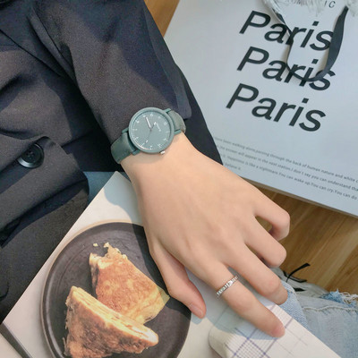 Moderan ženski sat okruglog oblika