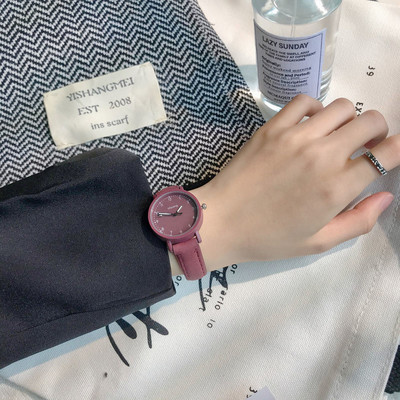 Moderan ženski sat okruglog oblika