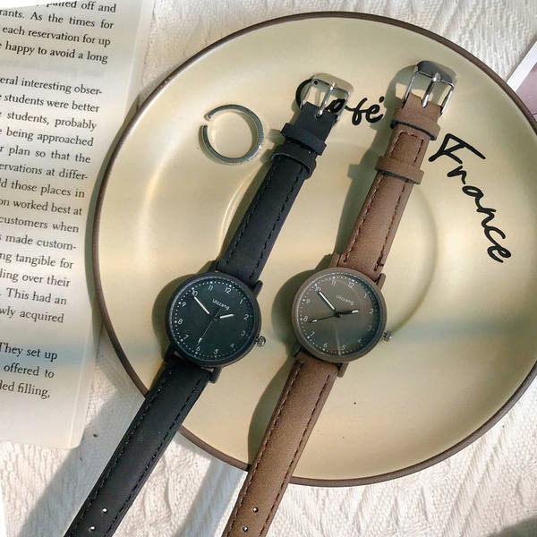 Moderan ženski sat okruglog oblika