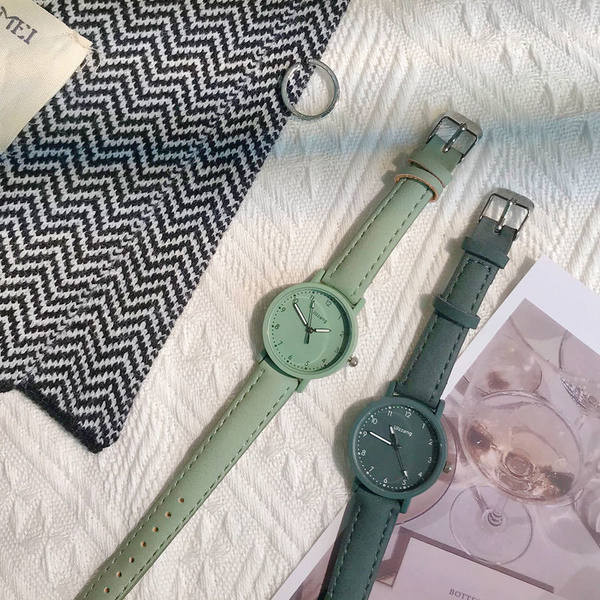 Moderan ženski sat okruglog oblika