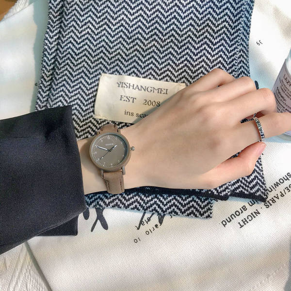 Moderan ženski sat okruglog oblika