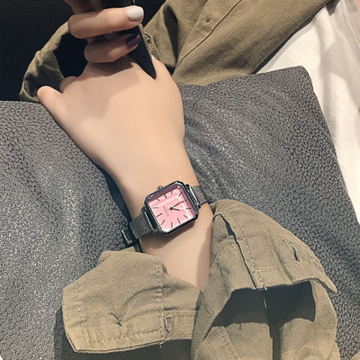 Дамски елегантен квадратен часовник в сребрист цвят 