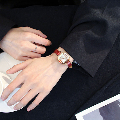 Γυναικείο τετράγωνο ρολόι - με δερμάτινο λουράκι