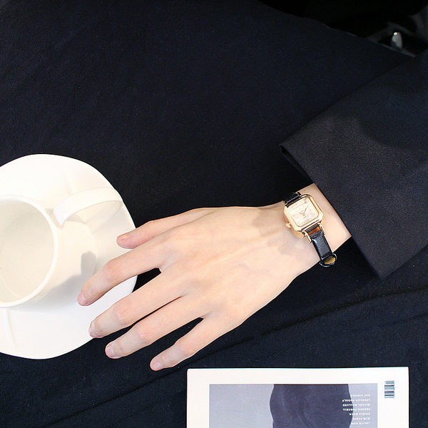 Γυναικείο τετράγωνο ρολόι - με δερμάτινο λουράκι