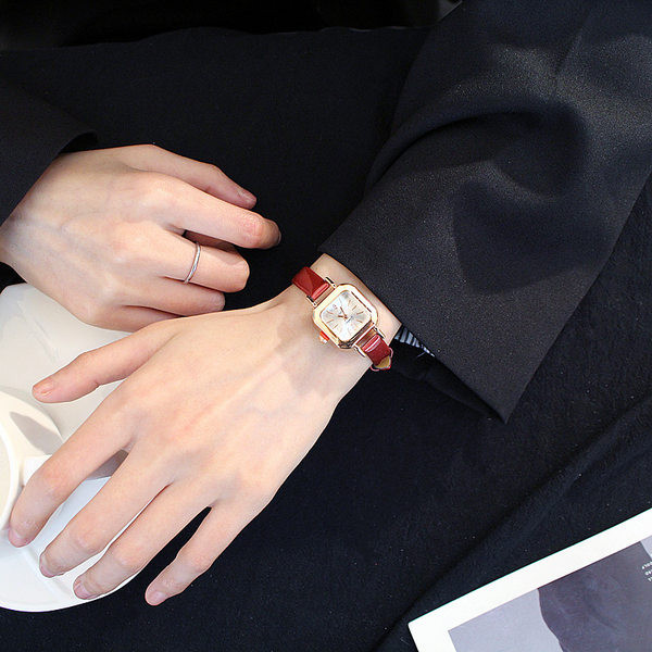 Γυναικείο τετράγωνο ρολόι - με δερμάτινο λουράκι