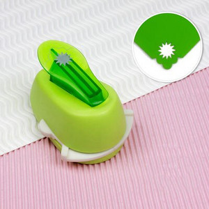 Νέο φανταχτερό ανάγλυφο γωνιακό χαρτί εκτύπωσης καρτών κοπής Λεύκωμα αποκομμάτων σε σχήμα μικρής ανάγλυφης συσκευής Hole Punch Kids Handmade Craft