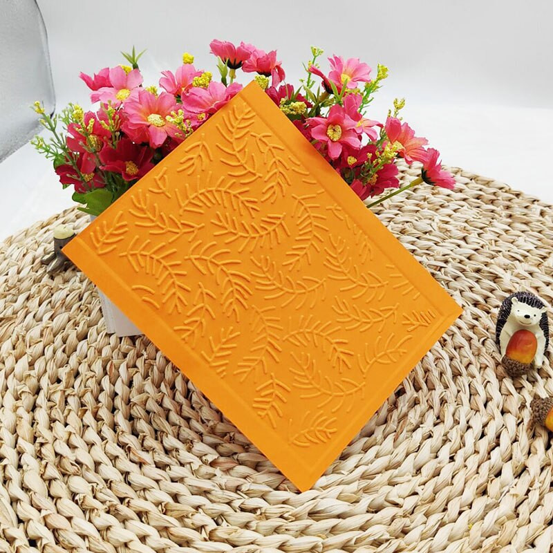 2022. aasta uut 3D reljeefset dendriitreljeeftahvlit kasutatakse isetehtud reljeeftrükkimise protsessis, et muuta mustritaust õnnitluskaardi jäägid