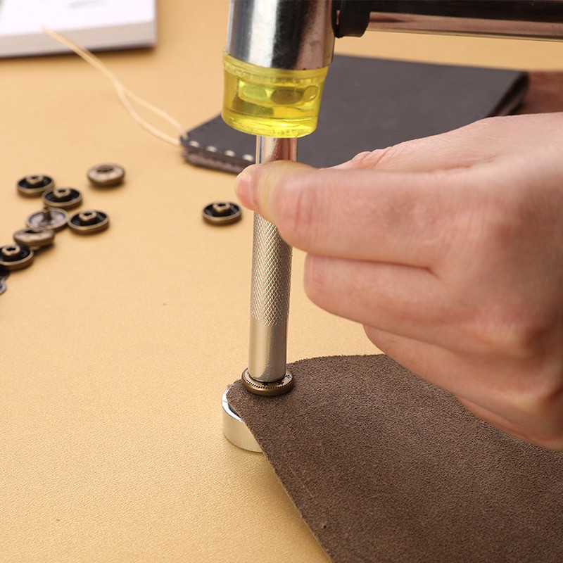 MIUSIE professionaalne nahast nööpide komplekt.