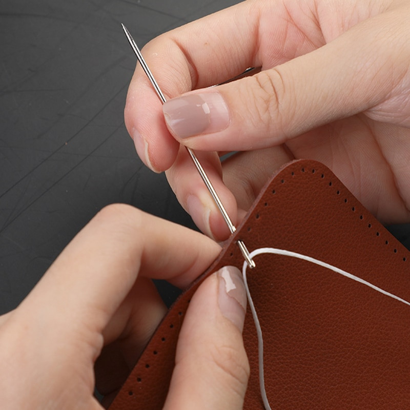 9 tk nahaõmbluskomplekt koos mitmevärvilise vahatatud niidiga kuldse sõrmkübara ja nahast õmblusnõeltega nahast käsitöö tegemiseks