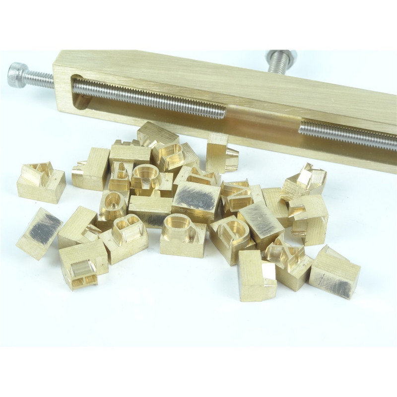 „Time New Roman“ šrifto stiliaus žalvario karštosios folijos štampavimo raidės, remiantis „A“ aukščiu 6 mm