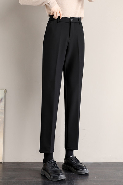 Ένα ίσιο μοντέλο γυναικείου παντελονιού για την καθημερινότητα