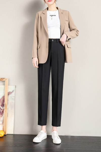 Ένα ίσιο μοντέλο γυναικείου παντελονιού για την καθημερινότητα