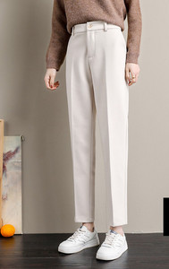 Moodsad taskutega püksid naistele