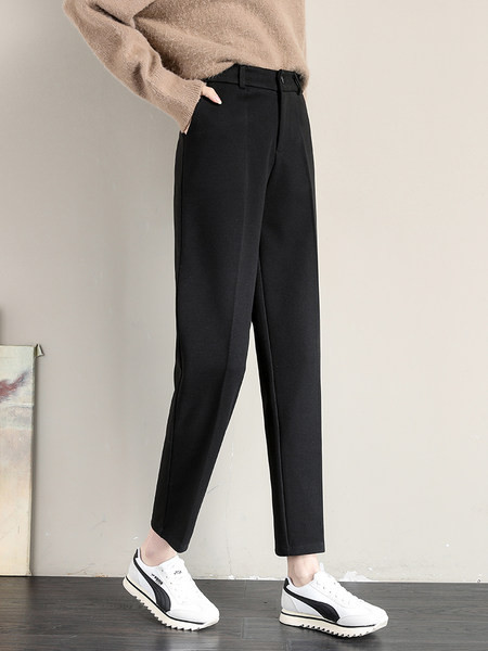 Moodsad taskutega püksid naistele