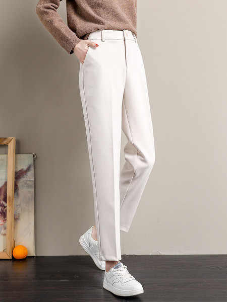 Moodsad taskutega püksid naistele