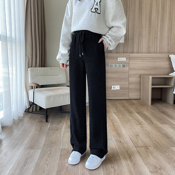 Laiade säärede ja paeltega naiste spordipüksid