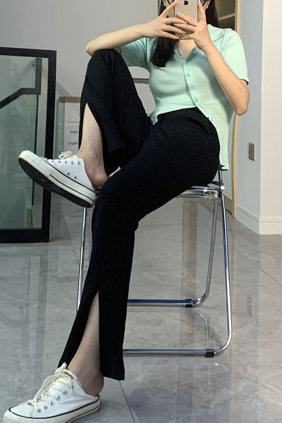 Naiste vabaaja püksid musta värvi lõhikutega