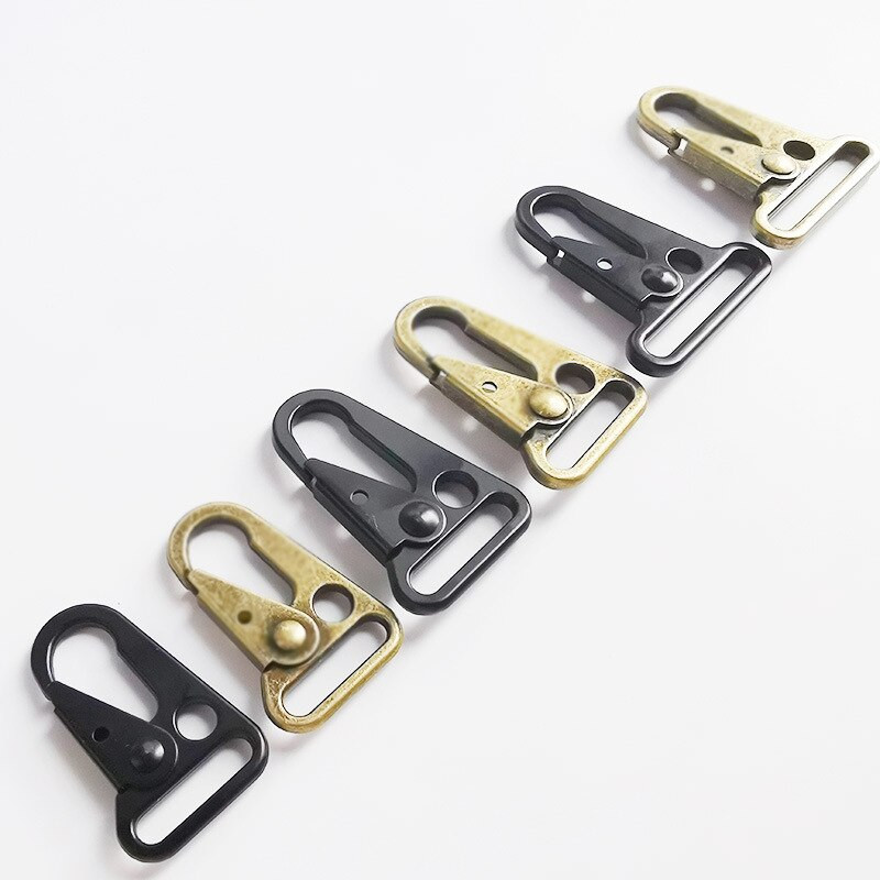 1 vnt. metalinė geležinė sagtis Olecranon lauko karinė taktinė įranga, raktas, pakabinamas diržas, karabinas, kuprinės kablys odiniams amatams