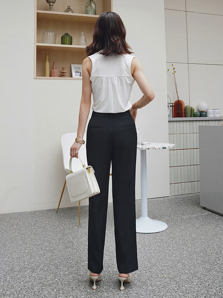 Elegantne hlače s patentnim zatvaračem i gumbima