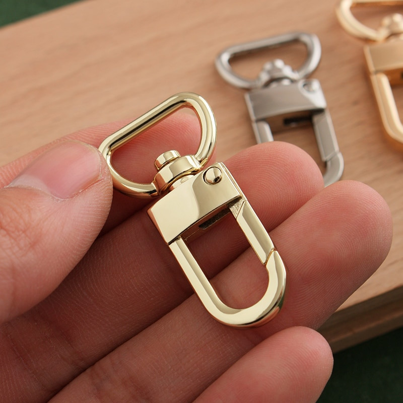 2 komada metalnih karabina, kopči za okidanje, kopče za kožni remen/ remen, privjesak za ključeve, remen, kuke za povodac za kućne ljubimce