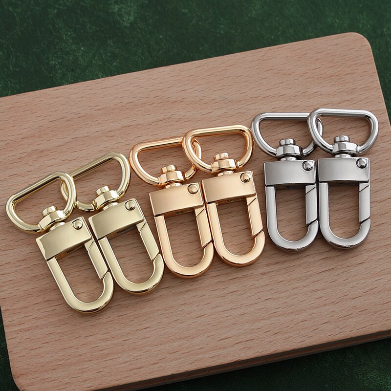 2 komada metalnih karabina, kopči za okidanje, kopče za kožni remen/ remen, privjesak za ključeve, remen, kuke za povodac za kućne ljubimce