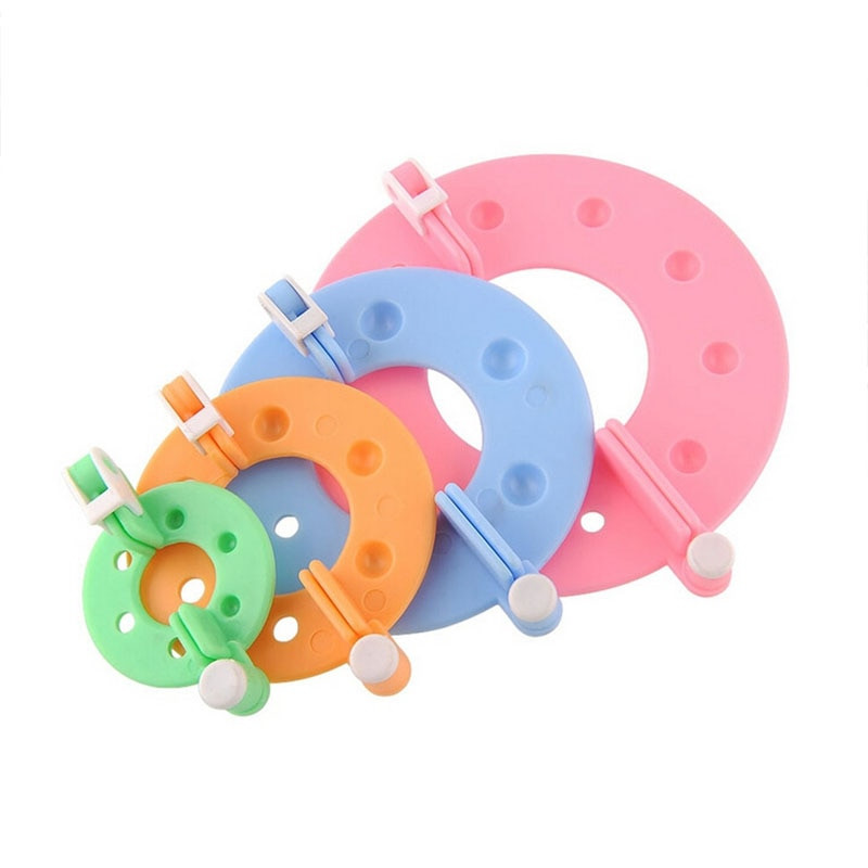 4 tk Fluff Ball Weaver Maker 4 Suurus Plastikust DIY Nõel Käsitöötööriist Palus pallikuduja Kudumistarvikud Kaasaskantavad PomPom kangasteljed