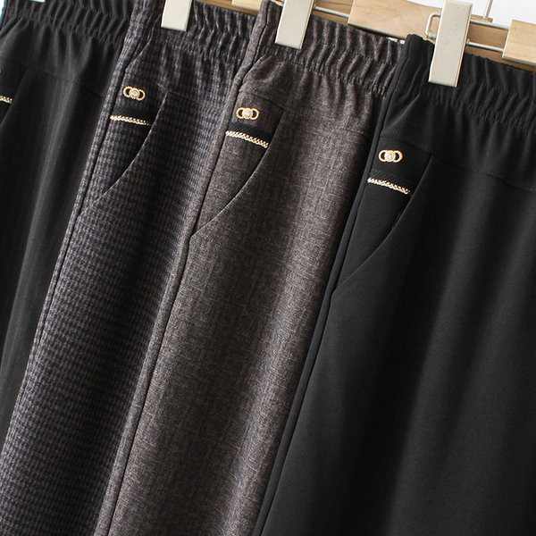 Ravni model ženskih hlača s elastičnim strukom