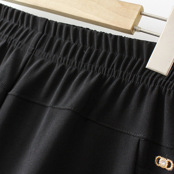 Ravni model ženskih hlača s elastičnim strukom