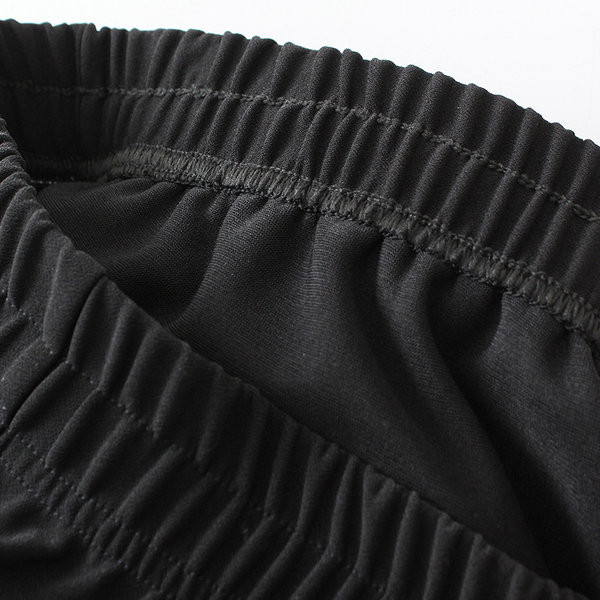 Ravni model ženskih hlača s elastičnim strukom