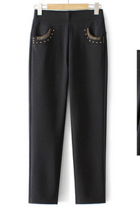Ženske hlače s džepom i metalnim elementima