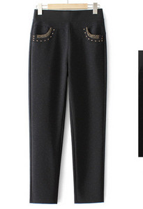 Ženske hlače s džepom i metalnim elementima