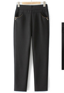 Ženske hlače s džepom i metalnim elementima