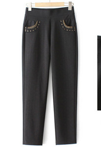 Ženske hlače s džepom i metalnim elementima