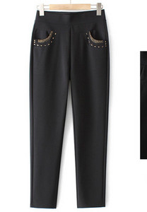 Ženske hlače s džepom i metalnim elementima