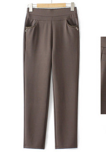 Ženske hlače s džepom i metalnim elementima