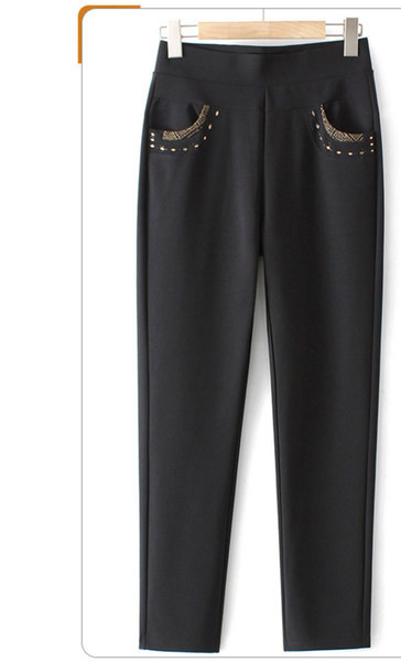 Ženske hlače s džepom i metalnim elementima