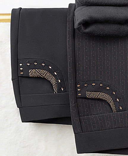 Ženske hlače s džepom i metalnim elementima