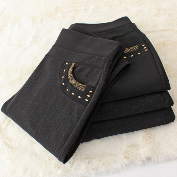 Ženske hlače s džepom i metalnim elementima