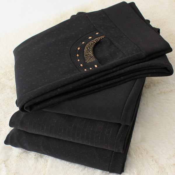 Ženske hlače s džepom i metalnim elementima