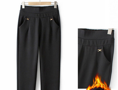 Podstavljene ženske hlače ravnih nogavica nekoliko modela s džepom