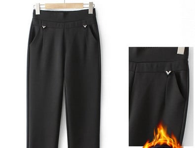 Podstavljene ženske hlače ravnih nogavica nekoliko modela s džepom