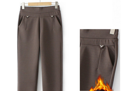 Podstavljene ženske hlače ravnih nogavica nekoliko modela s džepom